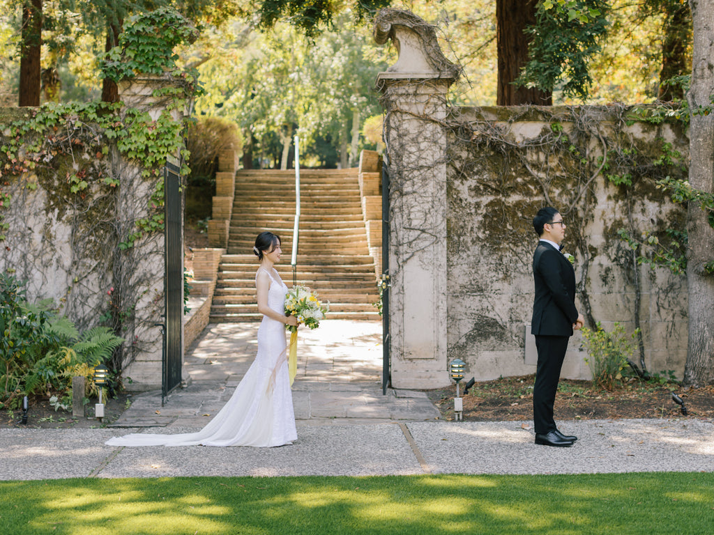White and yellow blooms and textures and a little tropical feel for this Summer Wedding